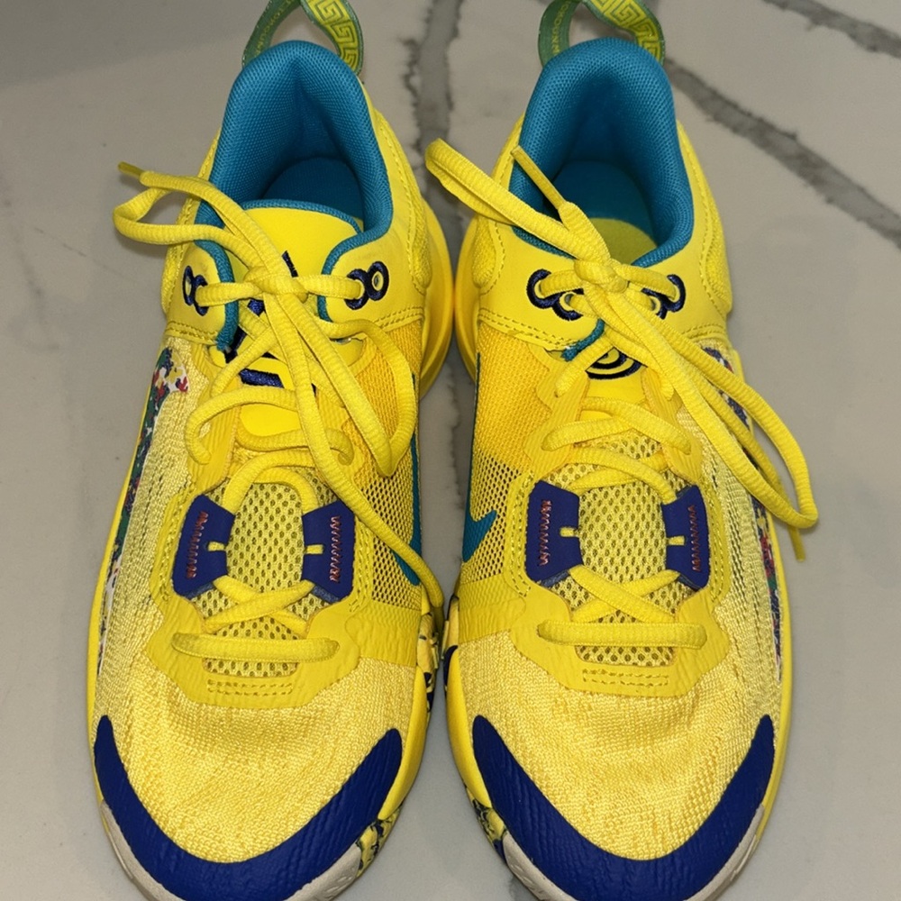 Brand new Nike Antetokounmpo yellow boys sneaker size 3.5 - Picture 2 of 5
